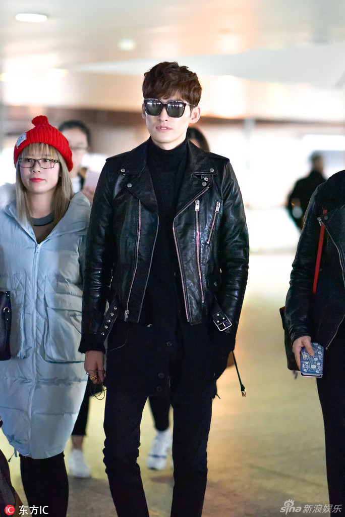 张翰黑色皮衣帅气不羁 黑超遮面长腿吸睛