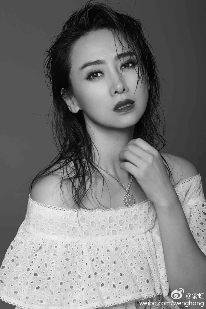 组图:48岁翁虹露香肩性感 眼神迷离顾盼生姿_高清图集_新浪网