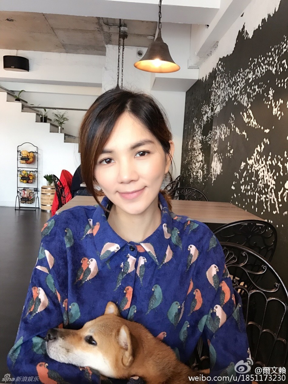 ella手抱爱犬女人味足
