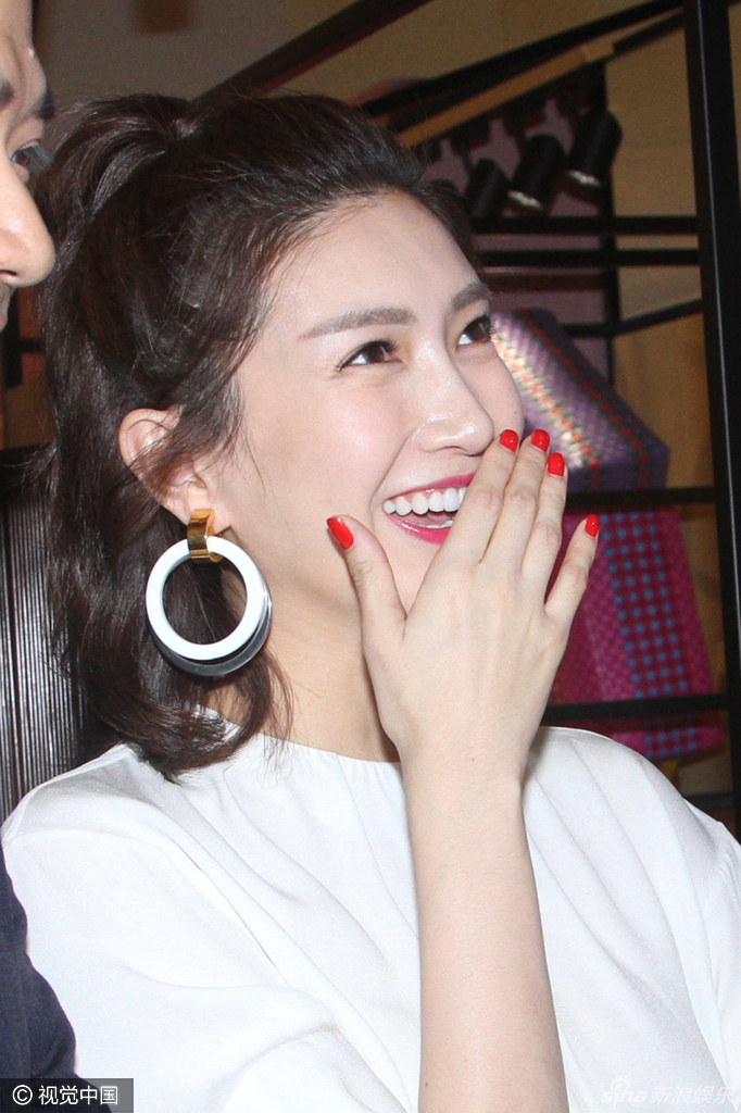 江疏影简约范气质迷人 红唇美艳捂嘴甜笑