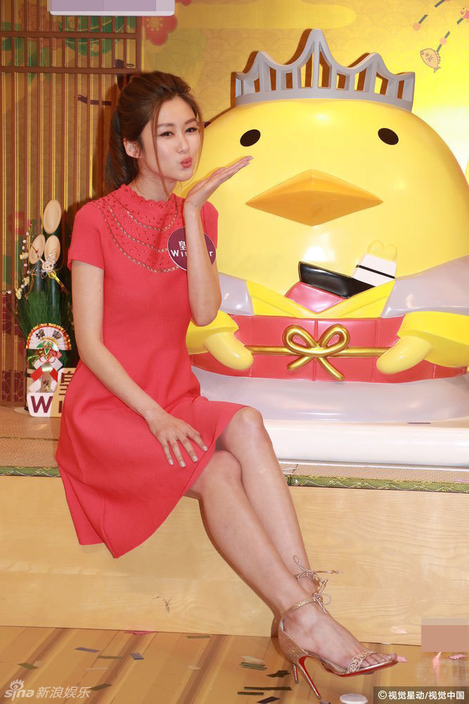 新浪娱乐讯 岑丽香婚后首次出席公开活动,她在台上献唱,笑容甜美但频