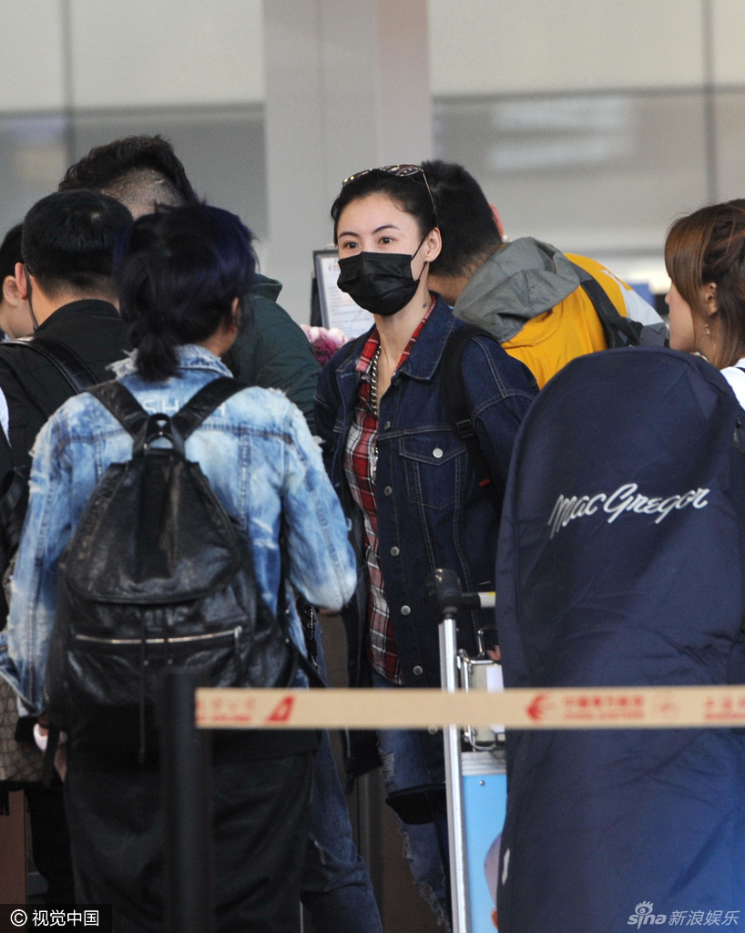 组图:张柏芝口罩墨镜遮面 牛仔装干净清爽_高清图集_新浪网