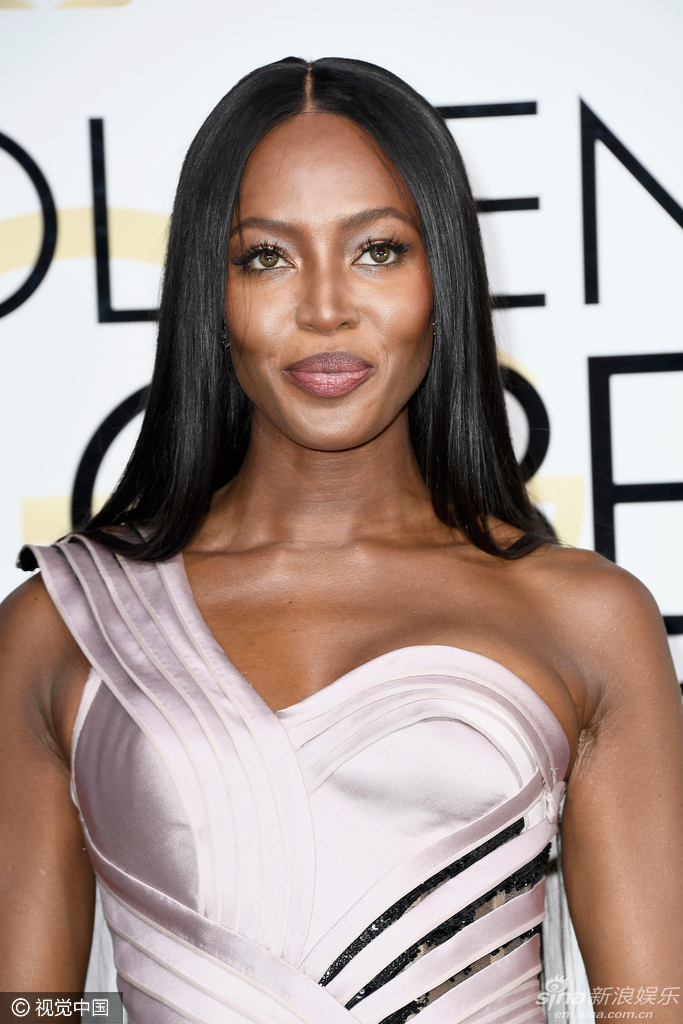 "黑珍珠" 娜奥米·坎贝尔礼服裙尽显优雅