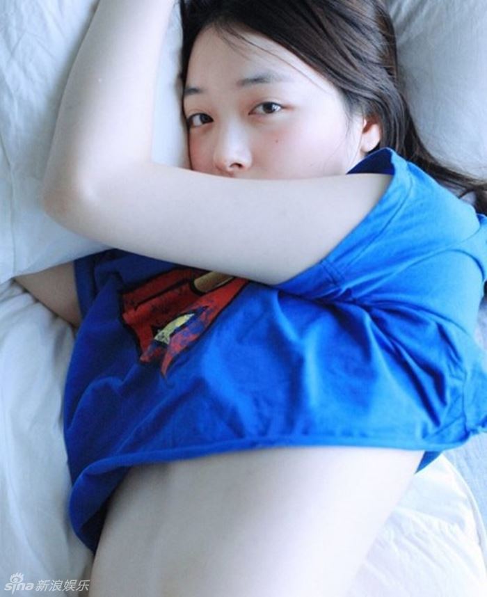 新浪娱乐讯 韩国女艺人崔雪莉在某sns网站发布了一组自己的大尺度照片