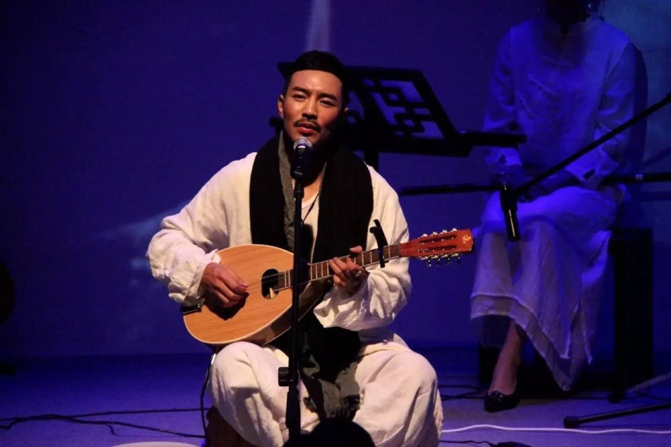 组图:德格叶音乐会北京举行 自弹自唱《思念》_高清图集_新浪网