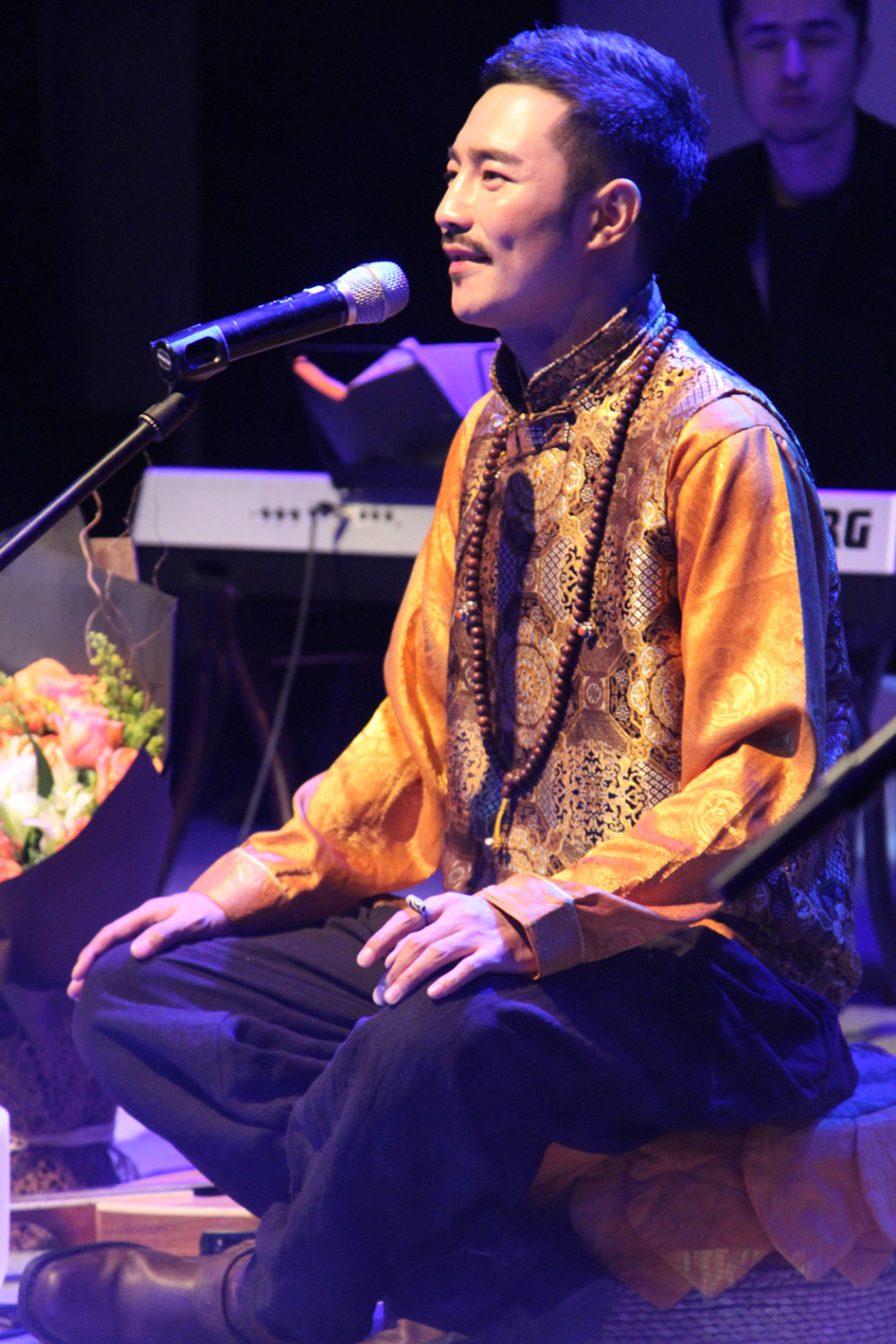 期间德格叶演唱了6首佛乐,6首藏族民歌,他还自弹自唱了《思念》.