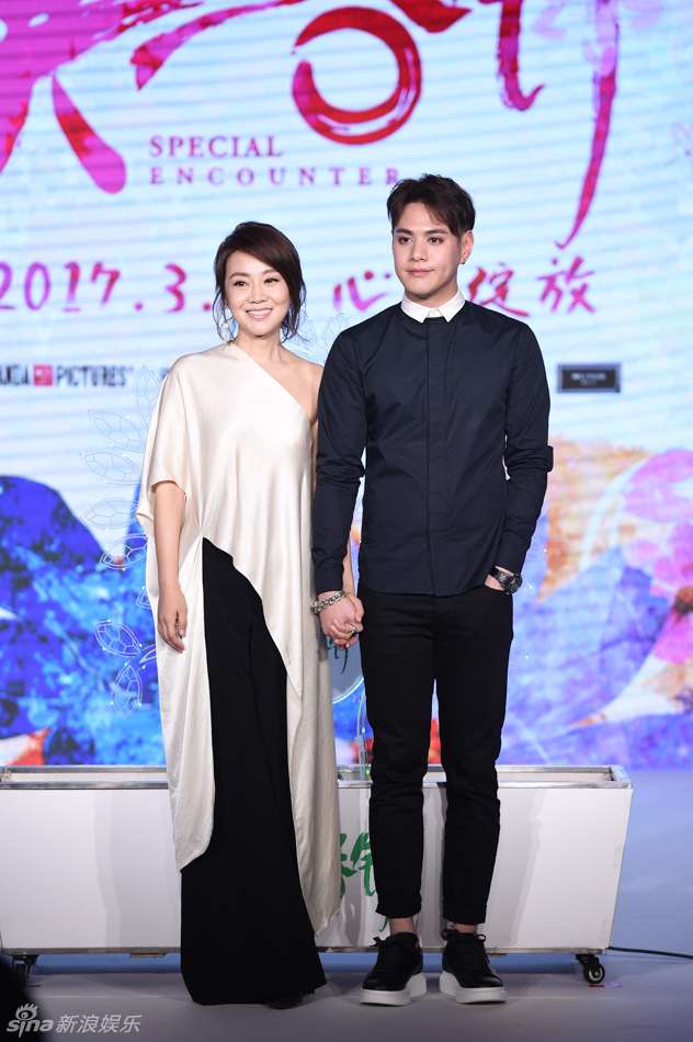 组图:《美容针》北京发布 闫妮露香肩性感_高清图集_新浪网