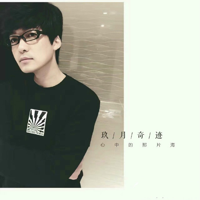 王小海微博晒新造型