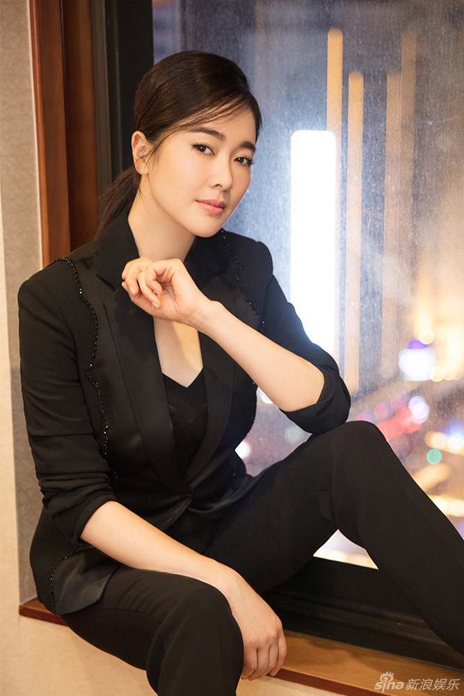 组图:左小青笑靥如花秀身姿 西装不掩御姐范儿_高清图集_新浪网