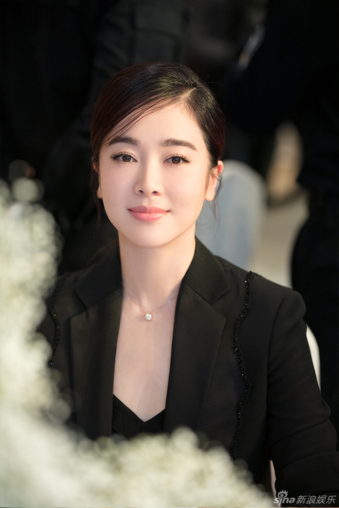 组图:左小青笑靥如花秀身姿 西装不掩御姐范儿_高清图集_新浪网