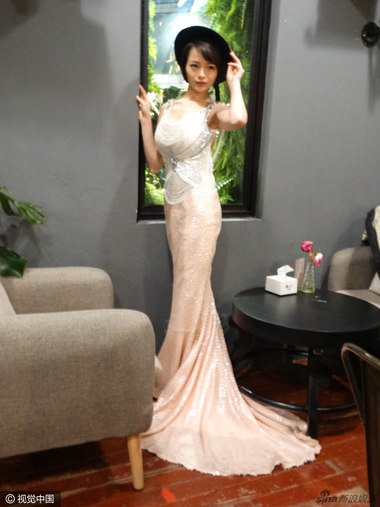 11 09:55:41 1 / 4 新浪娱乐讯 日前,90后嫩模游戏网红李玲歪歪助阵某