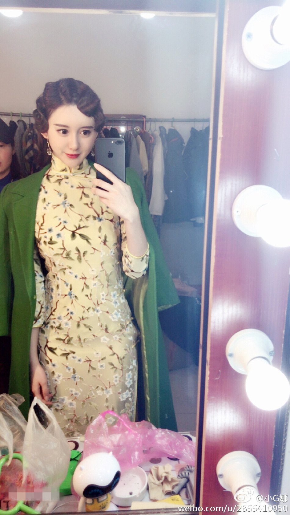 新浪娱乐讯 1月12日,小g娜微博发布一组照片,拍电影穿旗袍,秀身材玲珑