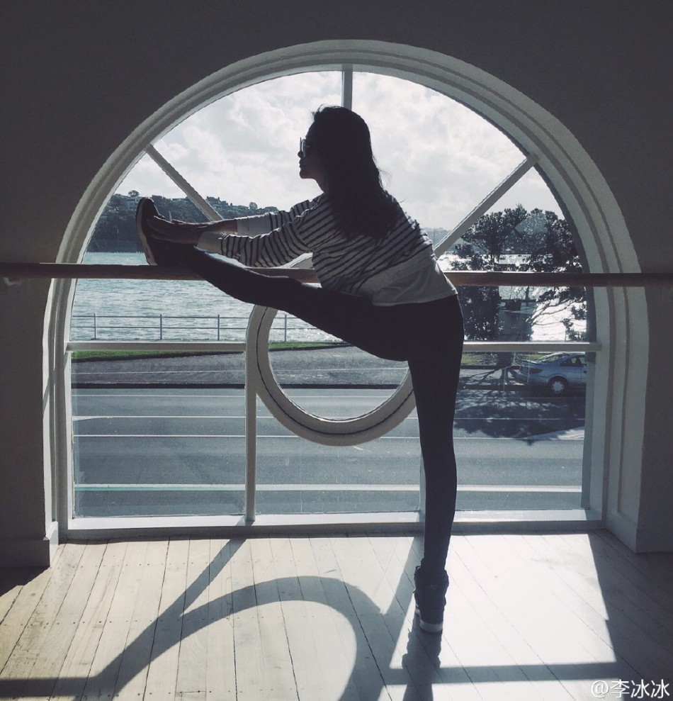 李冰冰晨练压腿心情佳