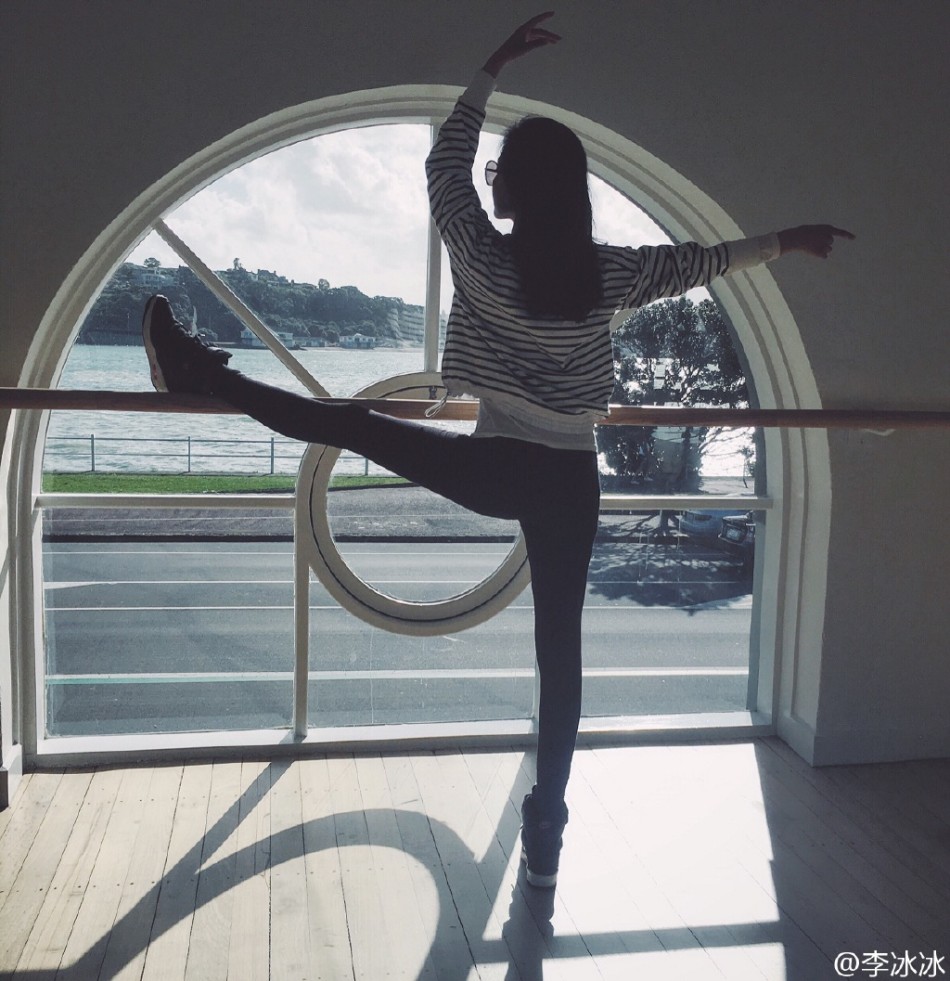 组图:李冰冰恋情公开后首晒照 晨练压腿心情佳_高清图集_新浪网