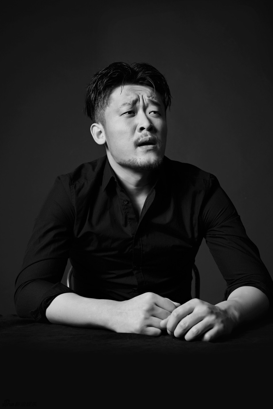 组图:李虹辰曝黑白写真 豪迈表情尽显实力演技_高清图集_新浪网
