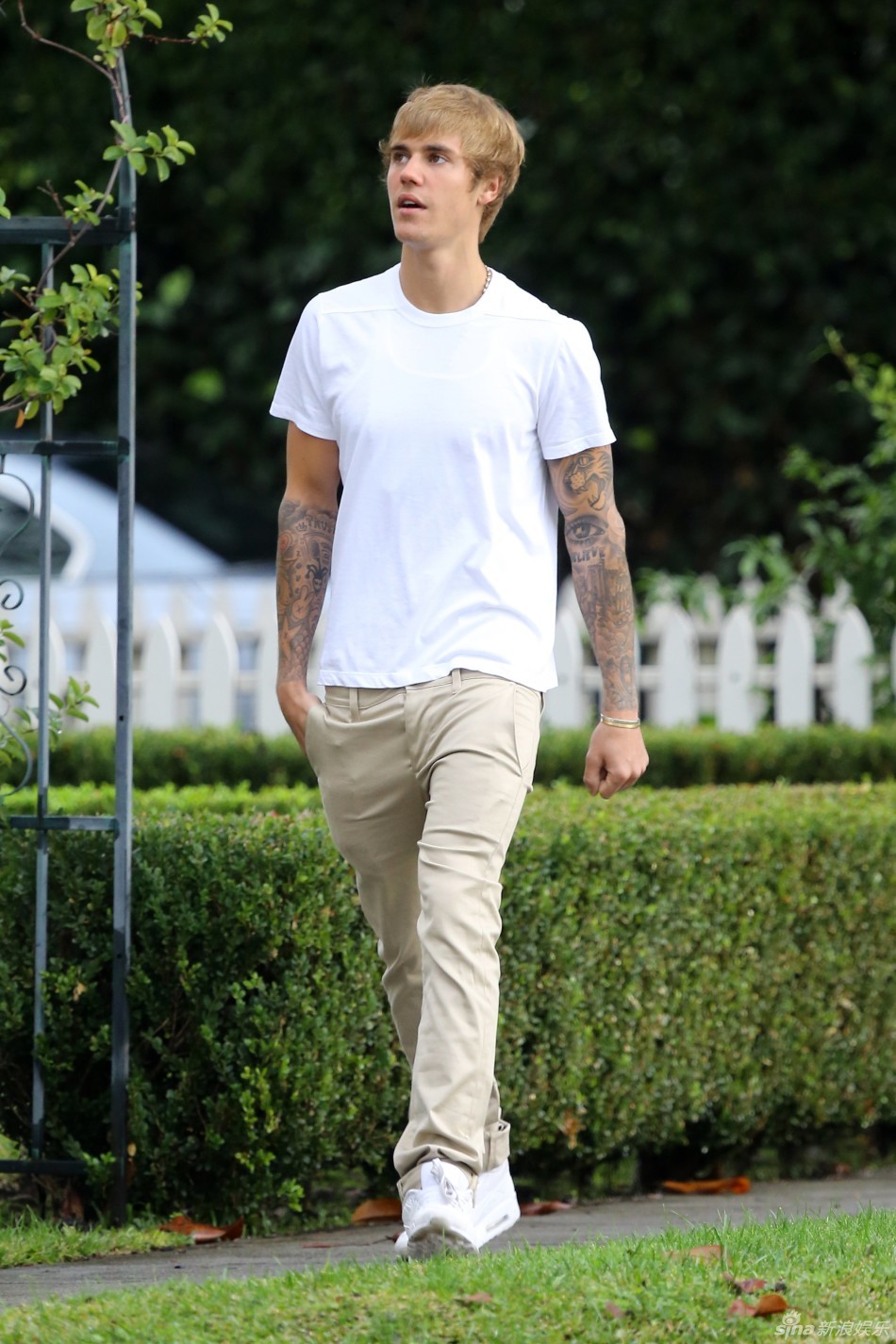 组图:又不好好穿裤子!比伯上街半个屁股露出_高清图集_新浪网