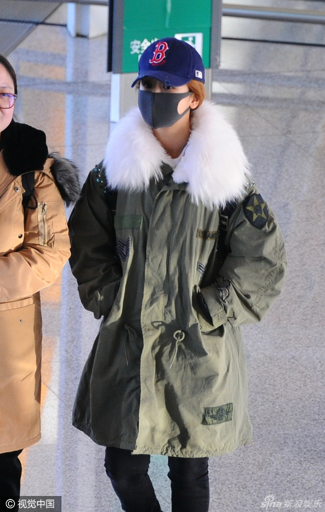 杨紫戴口罩回京电话打不停 双眼明亮有神