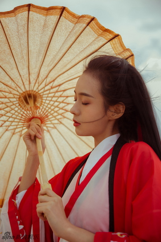 郑合惠子红衣艳丽