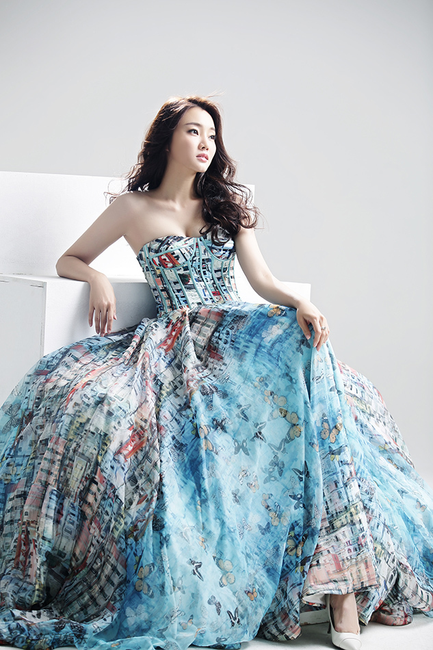 刘芊含长裙飘逸大秀香肩 优雅大气似女王