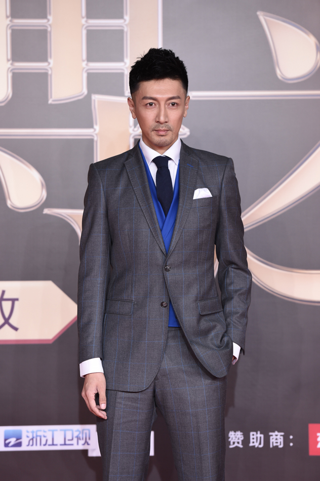 2016新浪微博之夜红毯 张鲁一西装亮相大气稳重_高清图集_新浪网