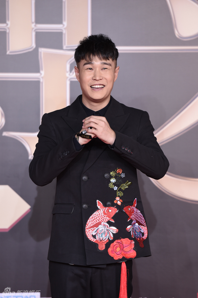 2016新浪微博之夜红毯 小沈阳西装刺绣展民族风_高清图集_新浪网