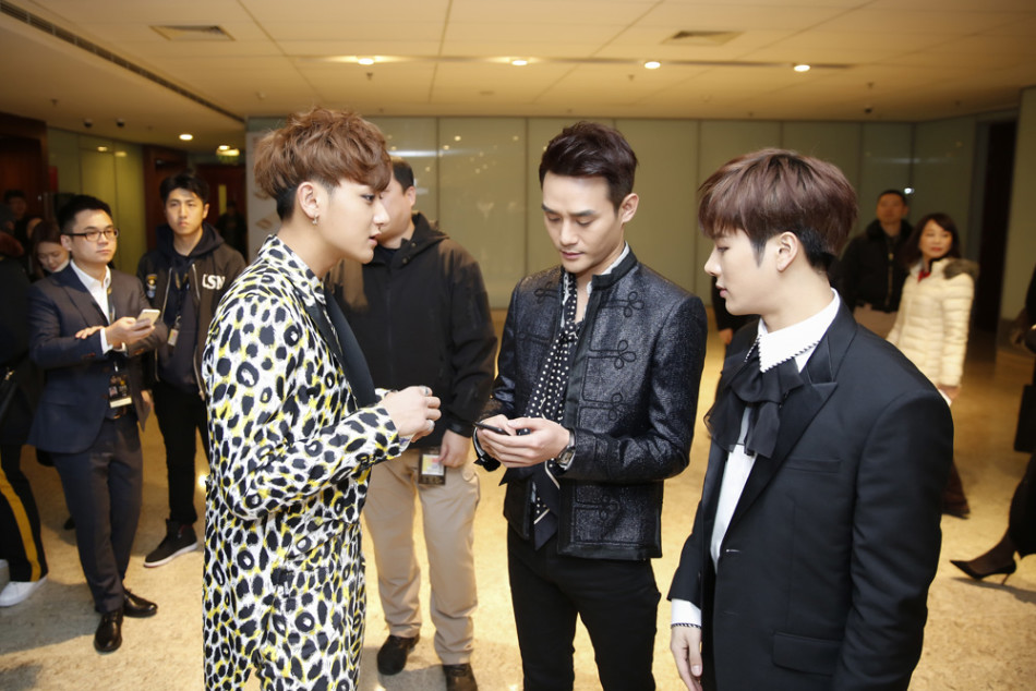 黄子韬演唱燃爆开场