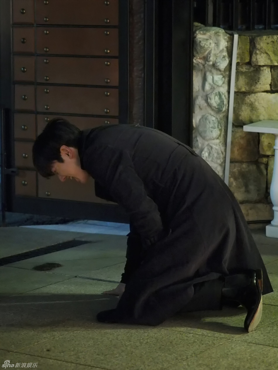 组图:《蓝传》李敏镐父亲去世 跪地痛哭惹人疼