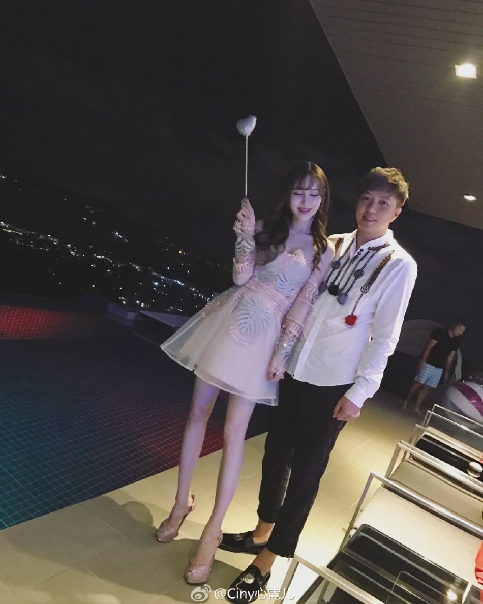 心霓儿与闺蜜出海