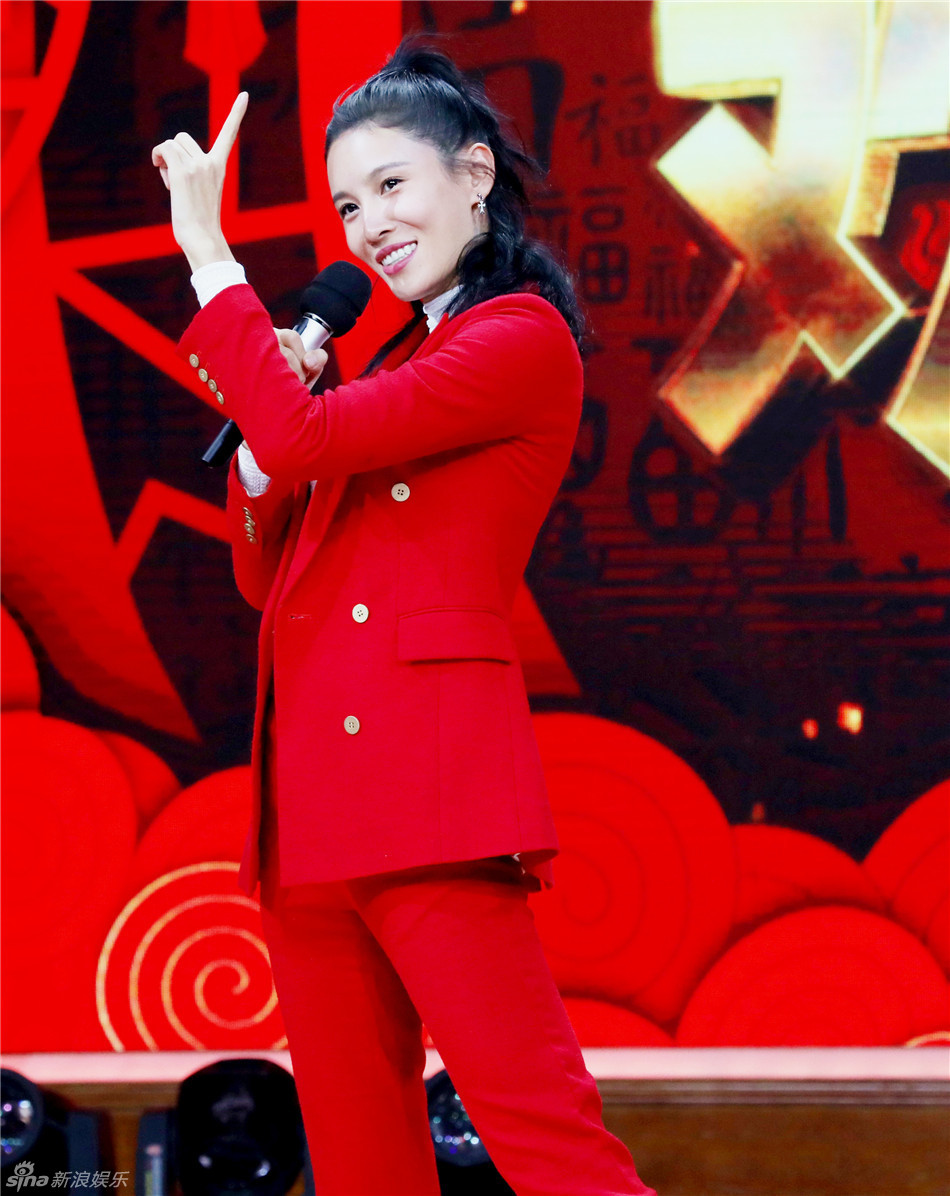 组图:长腿女神张蓝心红装look 喜庆抱拳拜年_高清图集_新浪网
