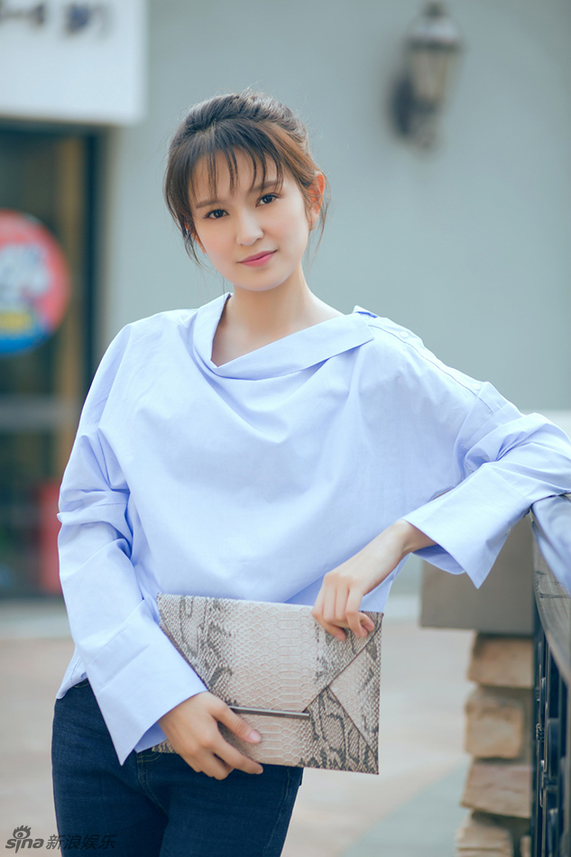 组图:肖茵街拍look元气足 简约有范儿气质灵动_高清图集_新浪网