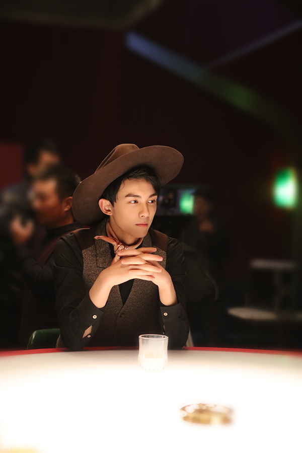 组图:吴磊西装痞帅十足 韩庚花式调酒迷人_高清图集_新浪网