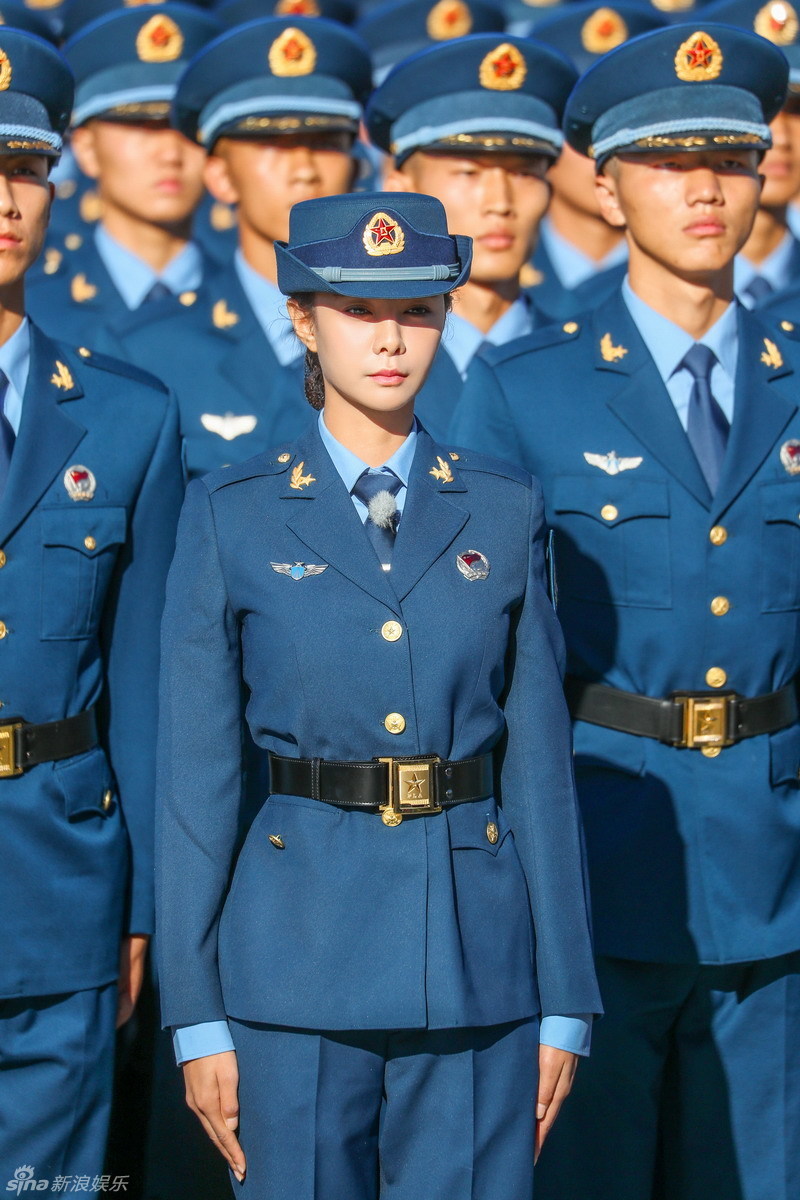 组图:杨幂在草丛里穿迷彩服披"绿毛"如野人_高清图集_新浪网