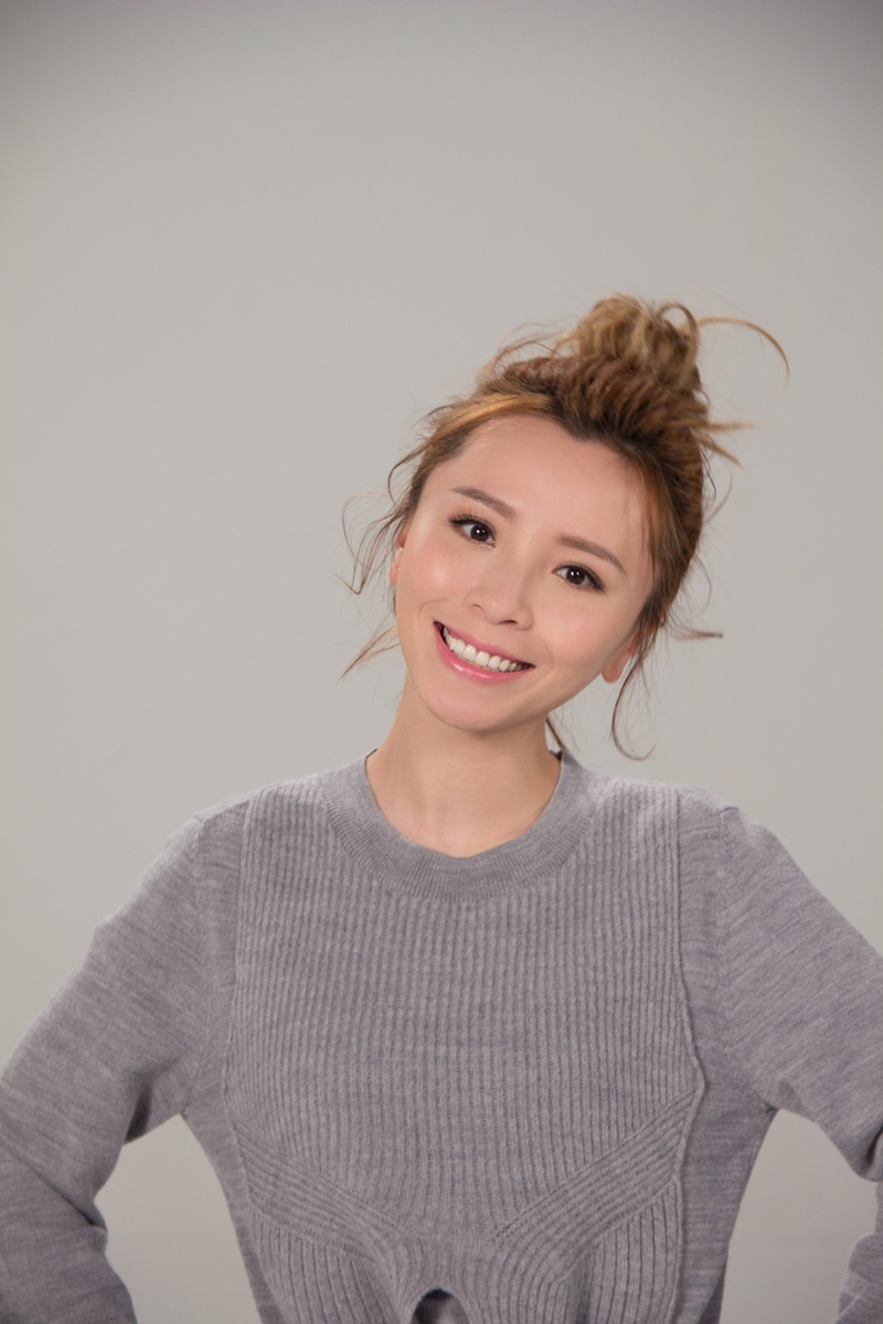 新浪娱乐讯 1月19日,黄雅莉曝光一组最新美图,黄雅莉以一身大气稳重的