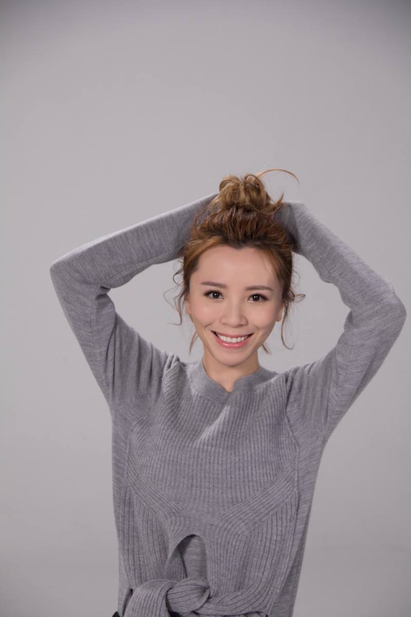 新浪娱乐讯 1月19日,黄雅莉曝光一组最新美图,黄雅