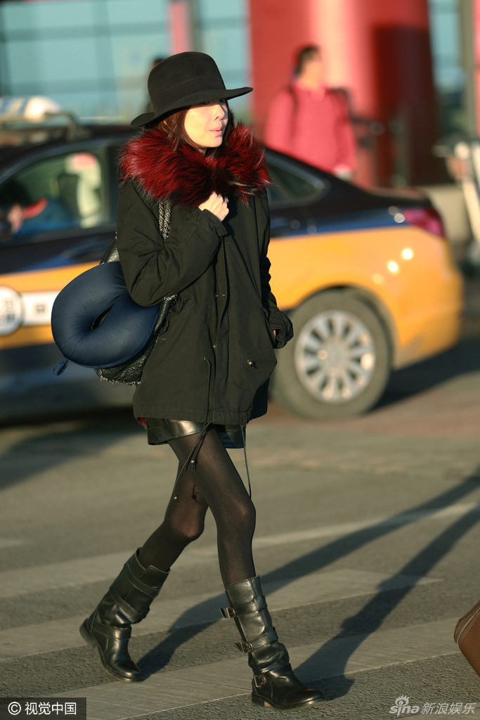 鲁豫冒严寒穿黑丝秀竹竿腿_高清图集_新浪网