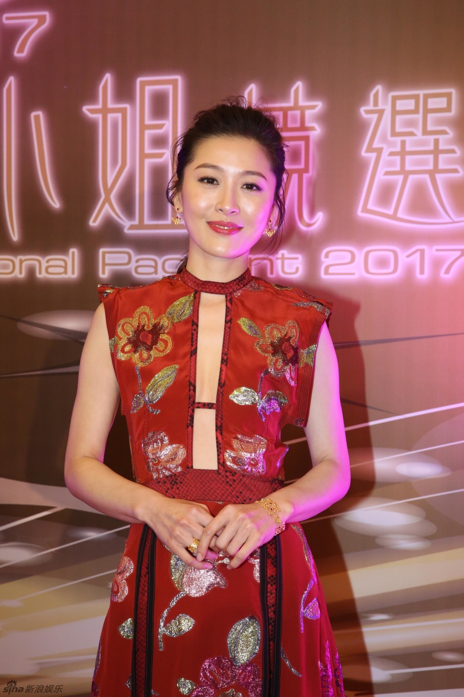 周丽淇身着中国风长裙