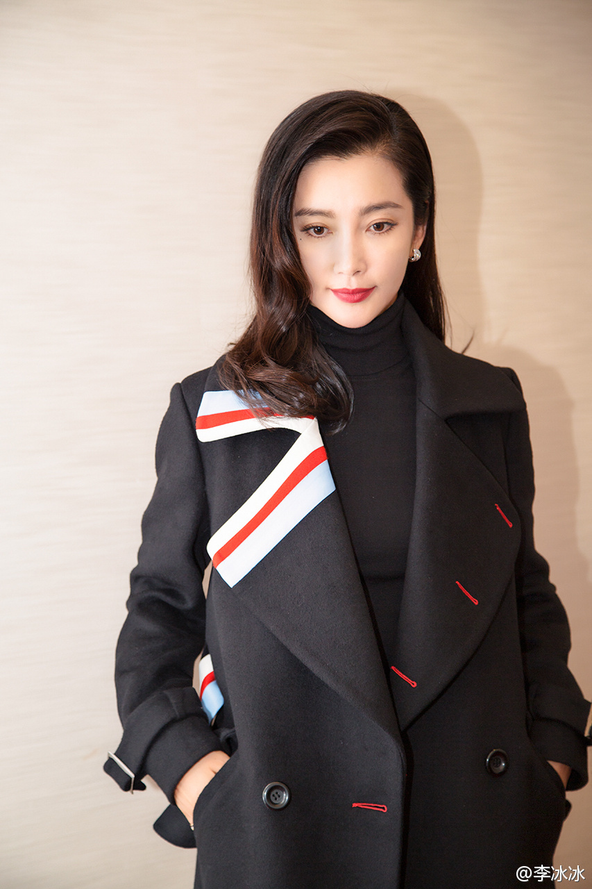 组图:李冰冰路边摊吃榴莲 挂起一排果壳秀战绩_高清图集_新浪网