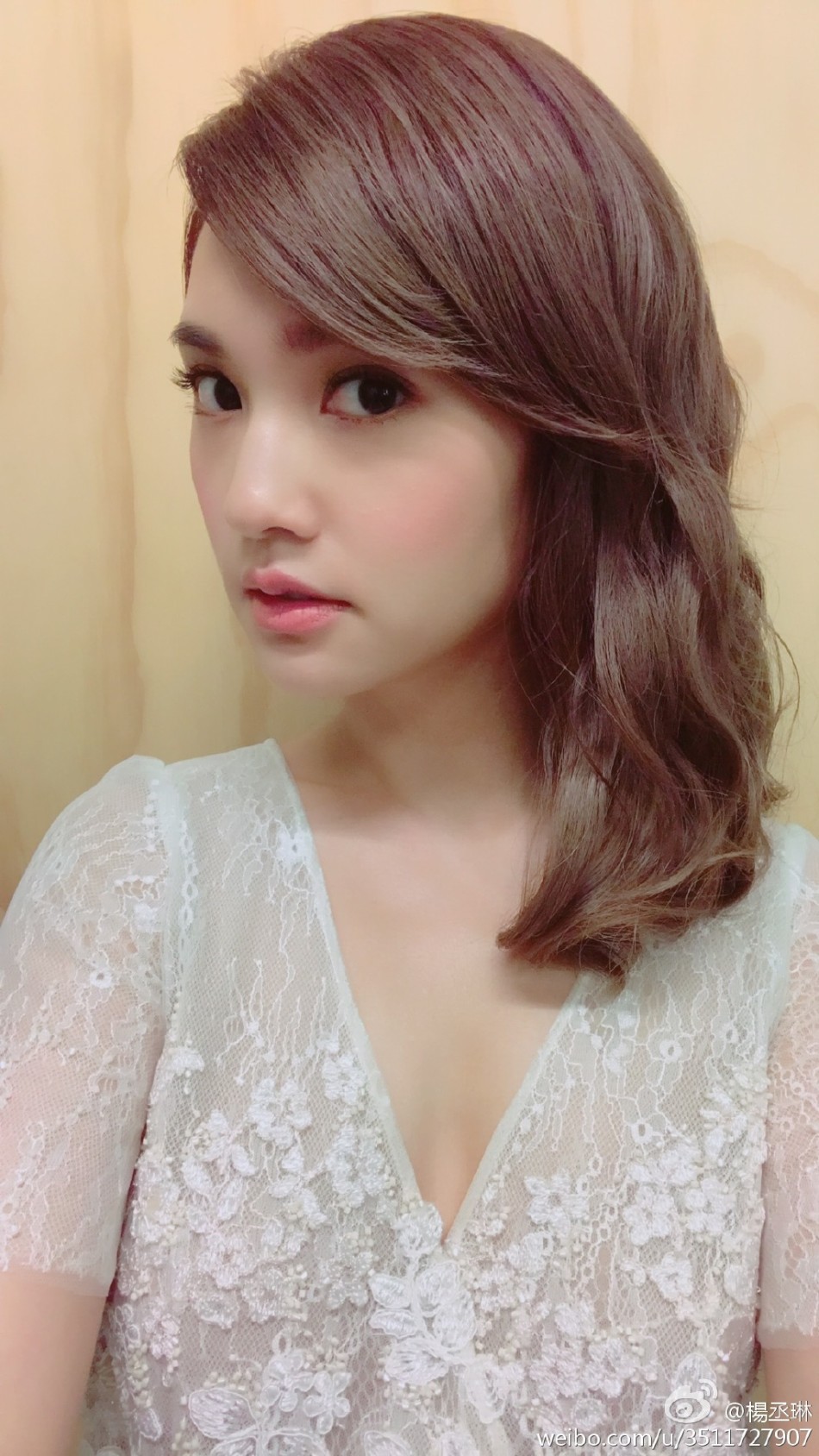 杨丞琳深v小秀性感 蕾丝裙尽展女人味