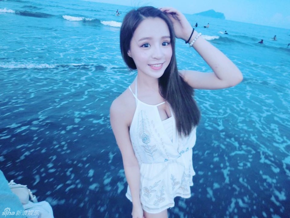 组图:台湾正妹嫩模比基尼小清新 胸前深沟抢镜_高清图集_新浪网