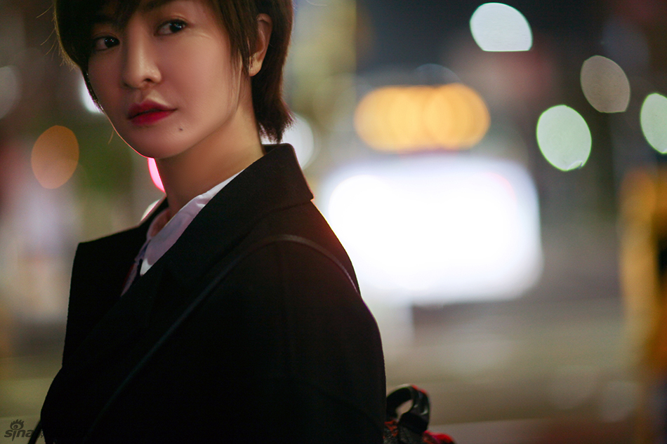 组图:李晟街拍简单随性 利落短发文艺范十足_高清图集_新浪网