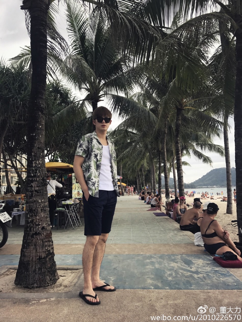 组图:董力穿小短裤度假大秀长腿 不见阿拉蕾_高清图集_新浪网