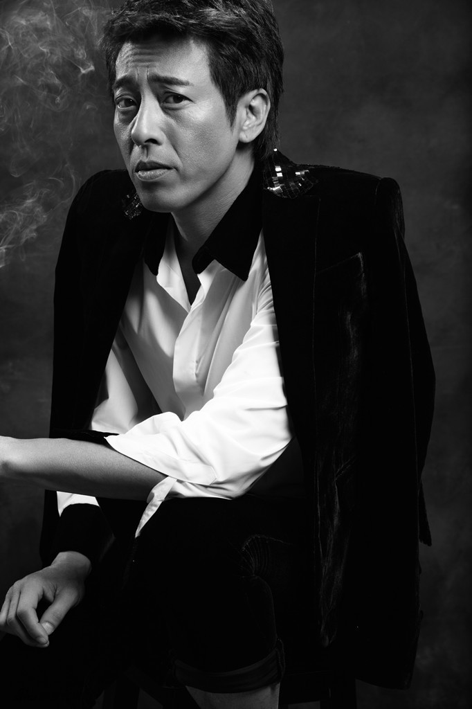 组图:吕颂贤黑白写真 儒雅中彰显霸气_高清图集_新浪网