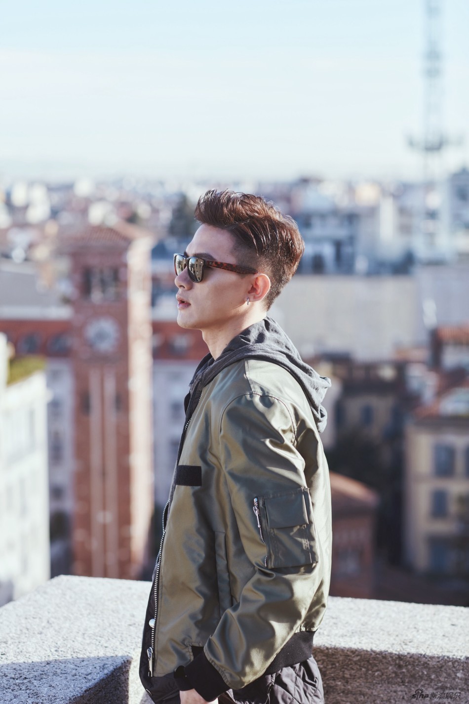 朱信宗大长腿 军装风行走米兰