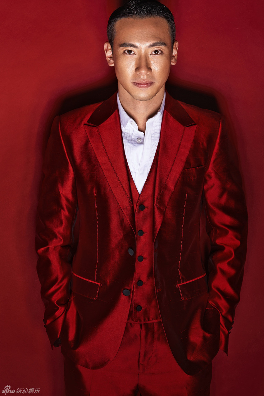 组图:赵波红衣西装写真 笑容满面诠释多面男神