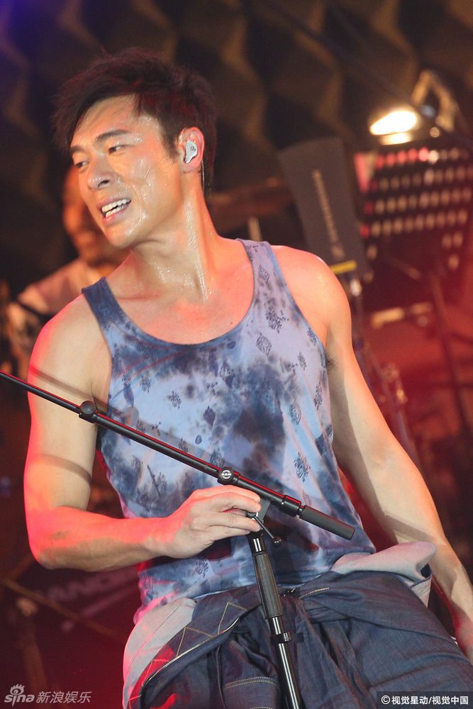 组图:许志安演唱会嗨唱大汗淋漓 脱衣大秀肌肉_高清图集_新浪网