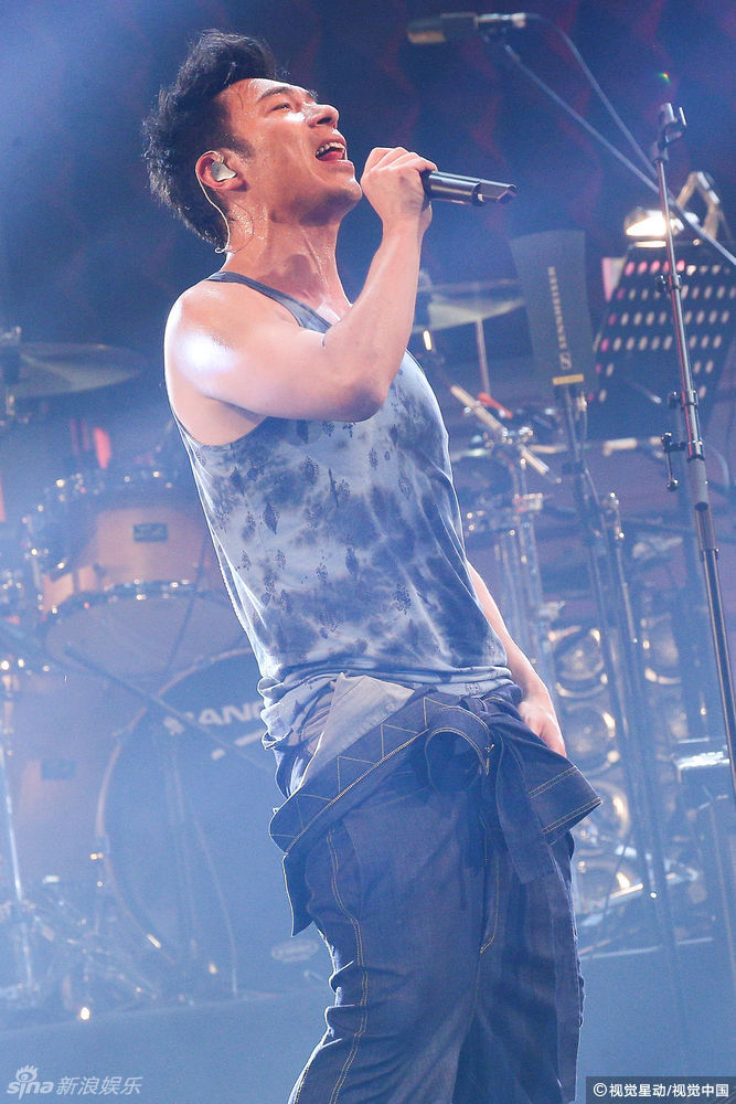 组图:许志安演唱会嗨唱大汗淋漓 脱衣大秀肌肉_高清图集_新浪网