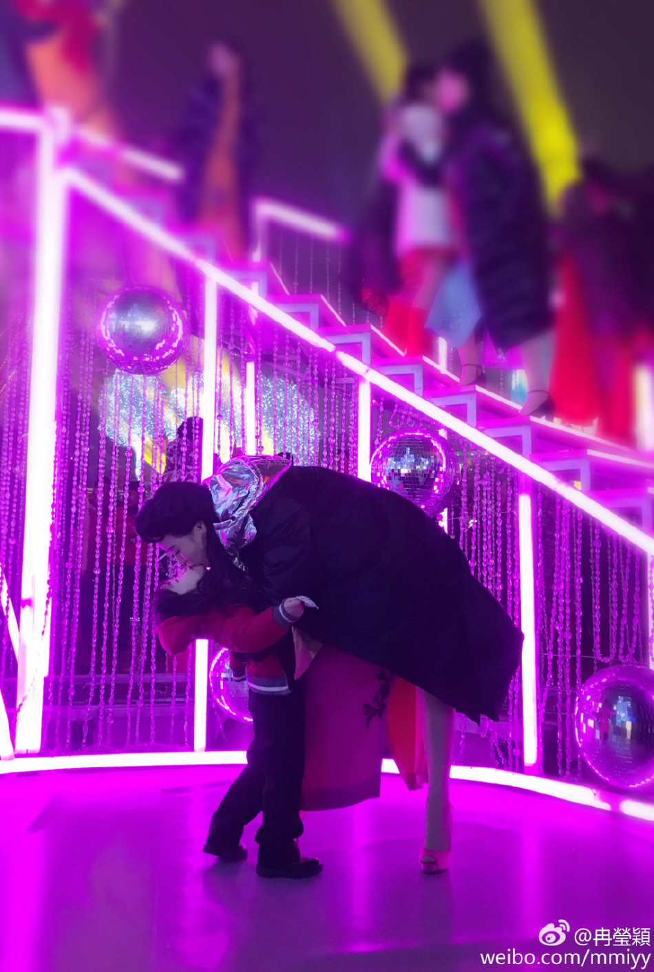 组图:腰力真好!邹市明娇妻踩高跟俯身献吻_高清图集_新浪网