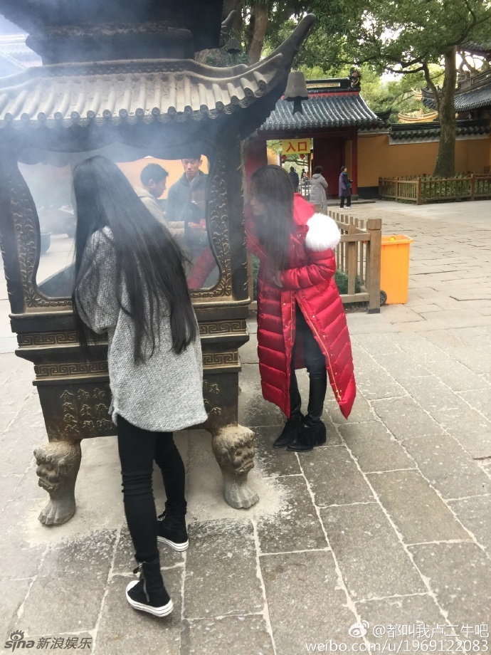组图:金莎普陀山虔诚祈福被拍 素颜清纯似少女_高清图集_新浪网