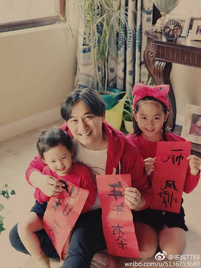 黄磊携爱女贴春联 多多不仅人美字也靓