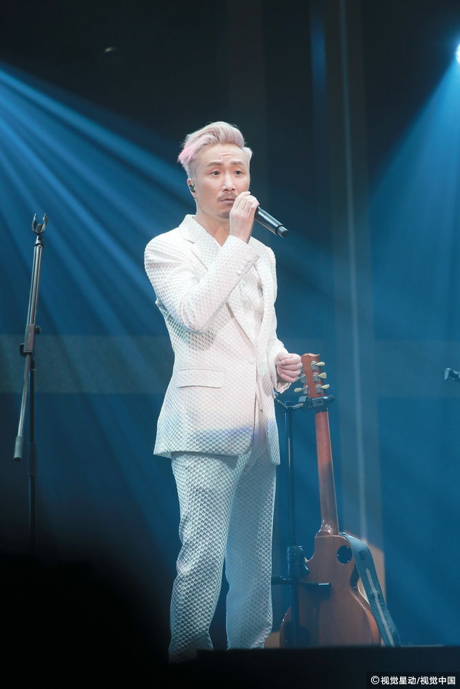 组图:郑中基新春开唱撞脸张学友 唱情歌谢爱妻_高清图集_新浪网